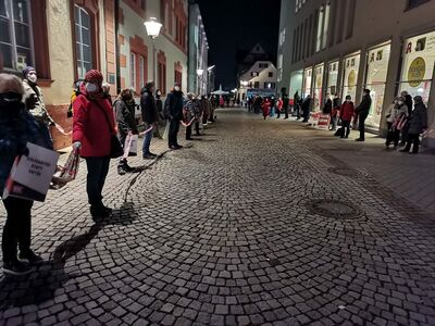 Menschenkette von Befürwortern der Corona-Maßnahmen in Offenburg (Foto: dro)